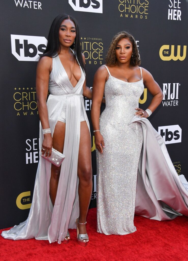 Venus și Serena Williams în două rochii argintii în timp ce pozează pe covorul roșu de la Critics Choice Awards 2022