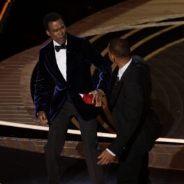 Will Smith în timp ce îl lovește pe Chris Rock la premiile Oscar 2022