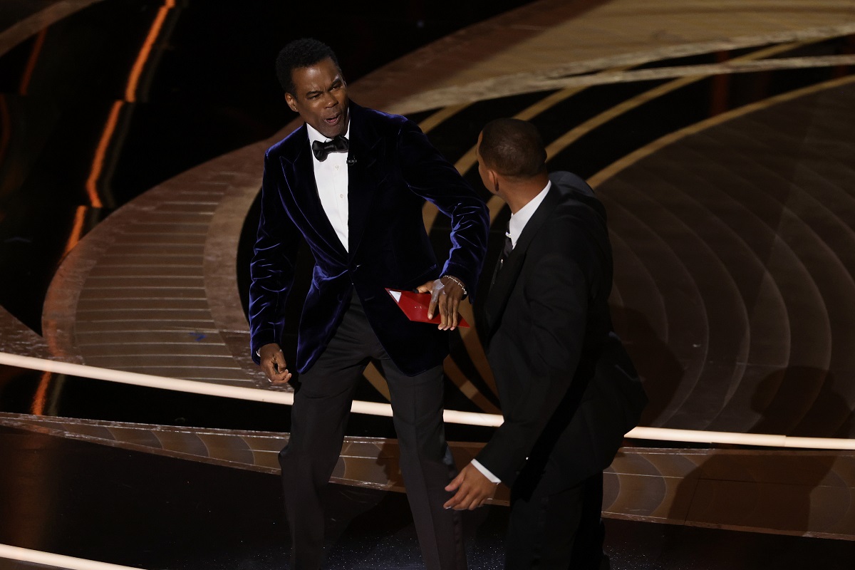 Will Smith în timp ce îl lovește pe Chris Rock la premiile Oscar 2022