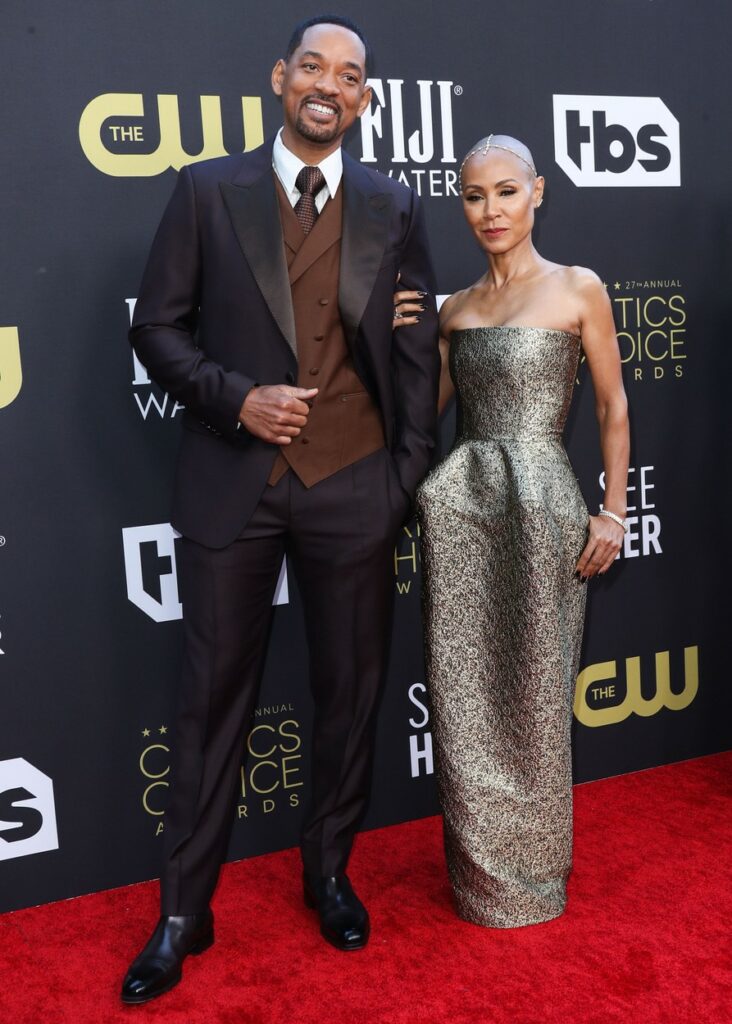 Will Smith la costum alături de soția sa Jada Pinkett Smith pe covorul roșu la Premiile Cricics Choice Awards 2022