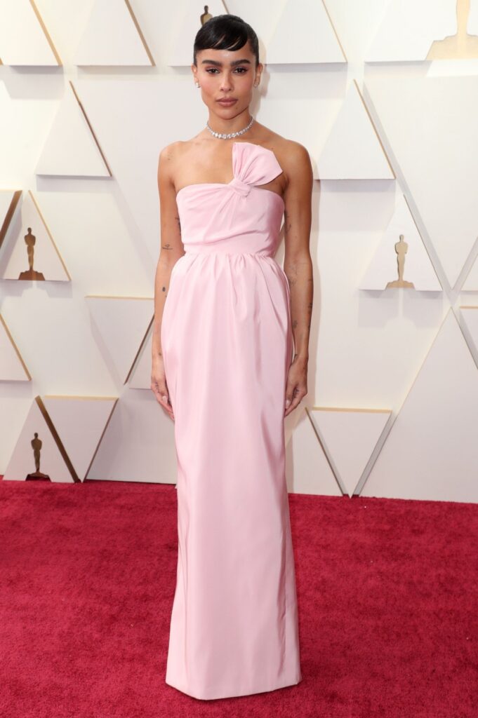 Actrița Zoe Kravitz într-o rochie roz la Gala Premiilor Oscar 2022