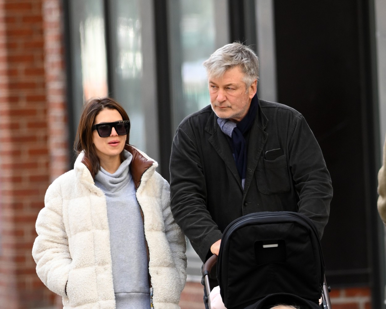 Alec Baldwin, la plimbare cu soția sa și cu bebelușul lor