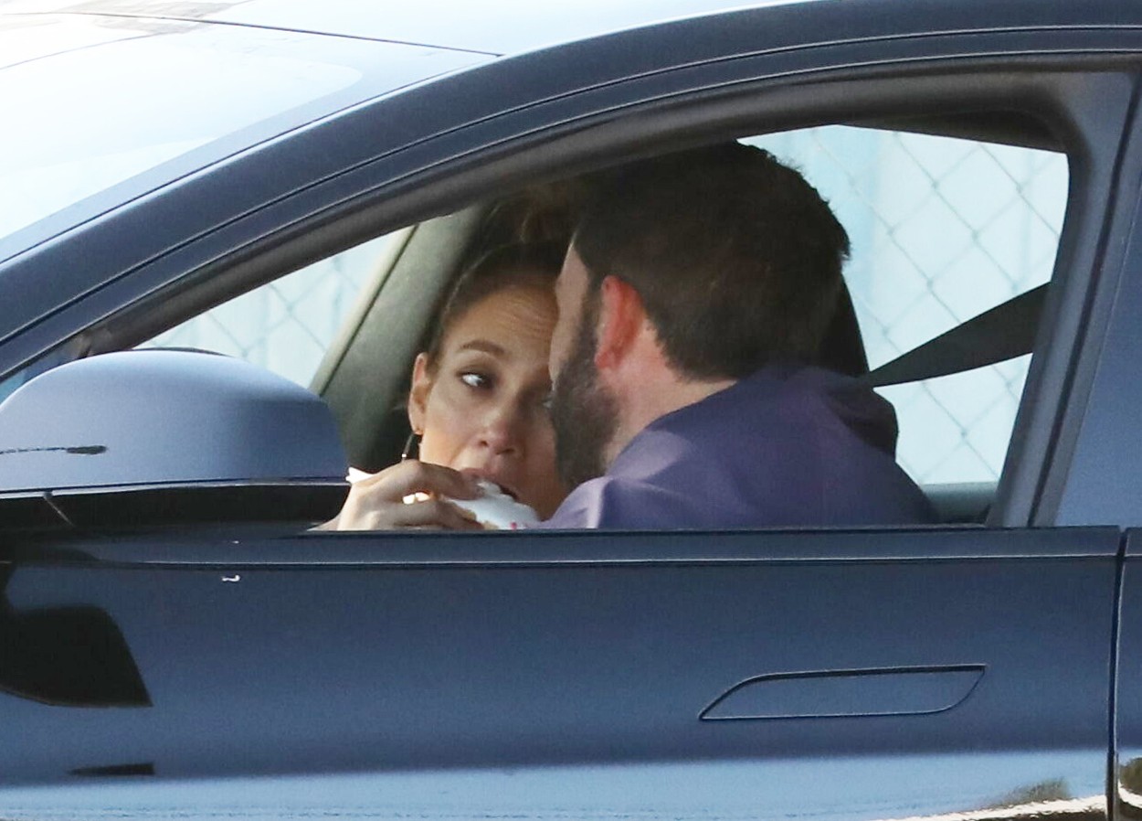 Jennifer Lopez îi dă să mănânce lui Ben Affleck care se află la volan