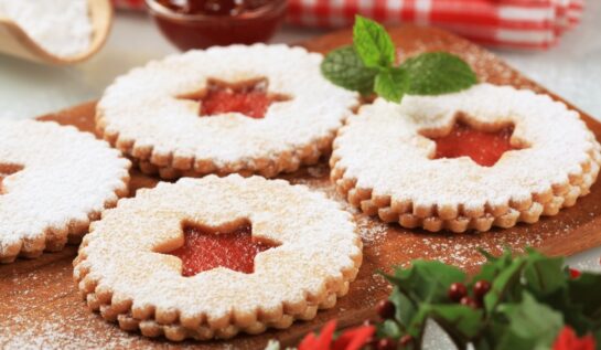 Biscuiți cu gem de căpșuni, decorați cu zahăr și frunze de mentă