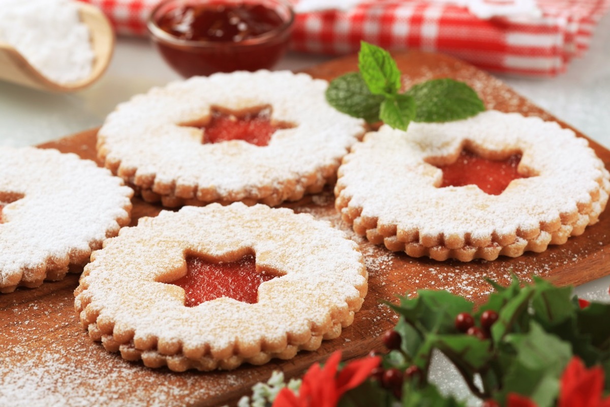 Biscuiți cu gem de căpșuni, decorați cu zahăr și frunze de mentă