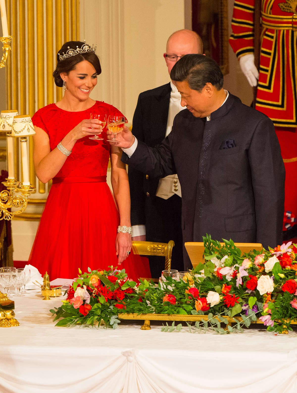 Kate Middleton într-o rochie roșie alături de Preșetintele Xi Jinping, în timp ce Ducesa de Cambridge poartă brățara cu diamante pe care Prințul Philip i-a oferit-o Reginei Elisabeta