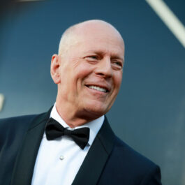 Bruce Willis, la un eveniment monden, într-un costum elegant, negru