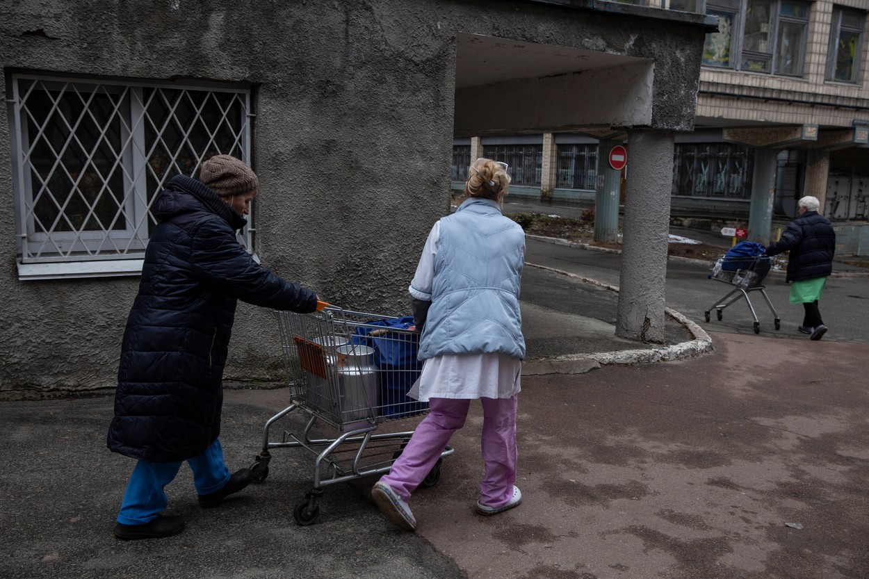 Asistente care duc tratament într-un spital de pediatrie din Ucraina