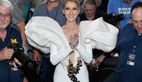 Celine Dion, la un eveniment, într-o rohcie albă cu decolteu adânc