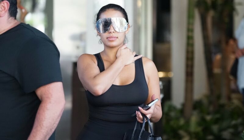 Chaney Jones, la o sesiune de cumpărături în Miami, îmbrăcată în negru, cu ochelari mari de soare la ochi