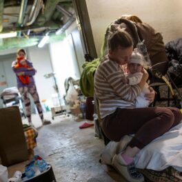 Copii bolnavi în subsolul unui spital de pediatrie din Ucraina