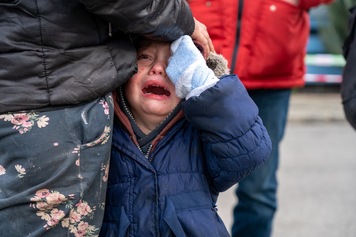 Un copil care plânge după ce a trecut granița Ucrainei