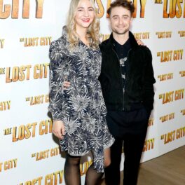 Daniel Radcliff, alături de iubita sa, Erin, pe covorul roșu la premiera Lost City