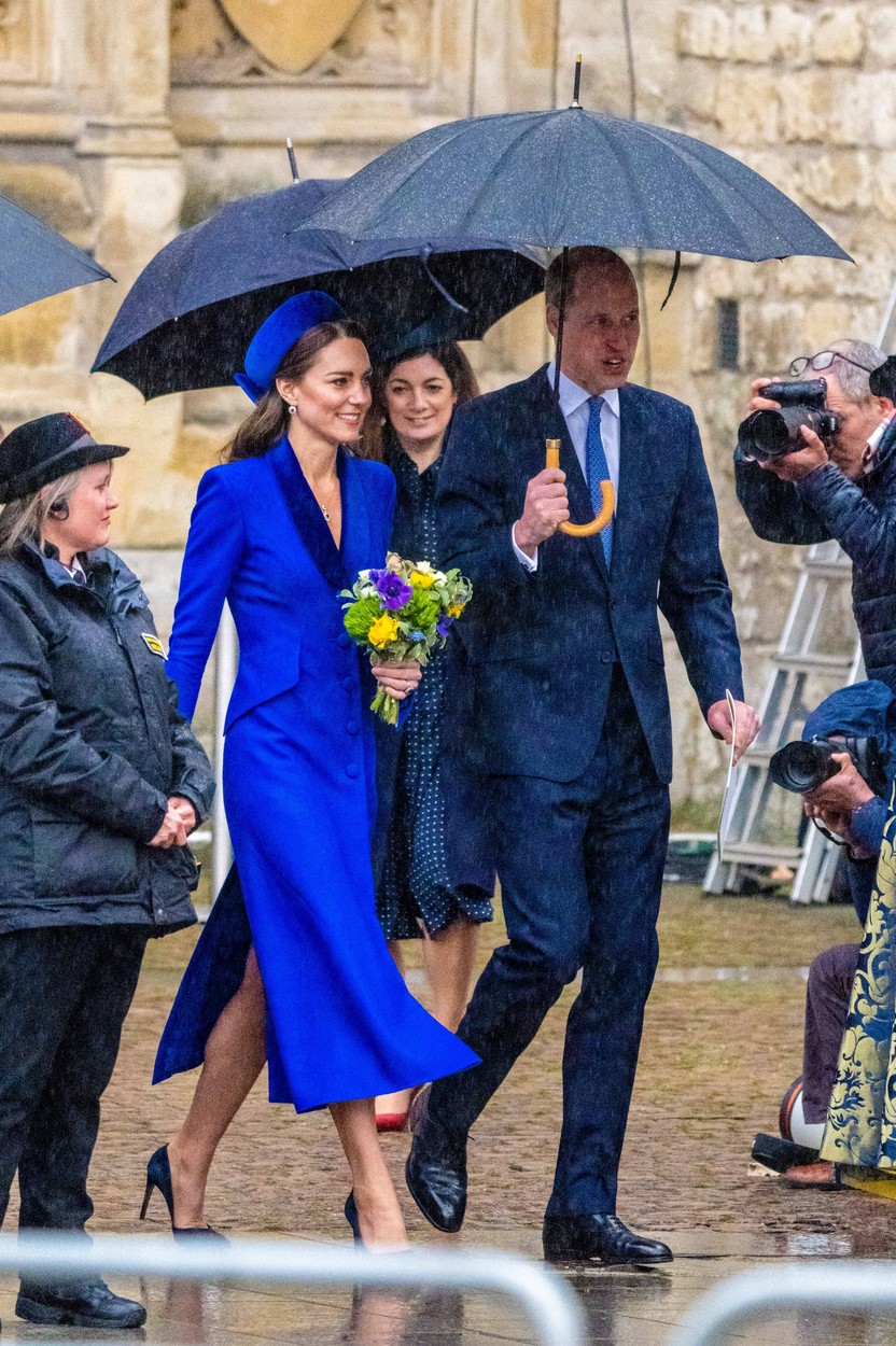 Ducii de Cambridge, cu o umbrelă deasupra capului, pe ploaie, la Westminster Abbey