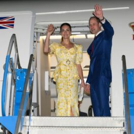 Kate și William, pe scara avionului, în timp ce pleacă din Bahamas