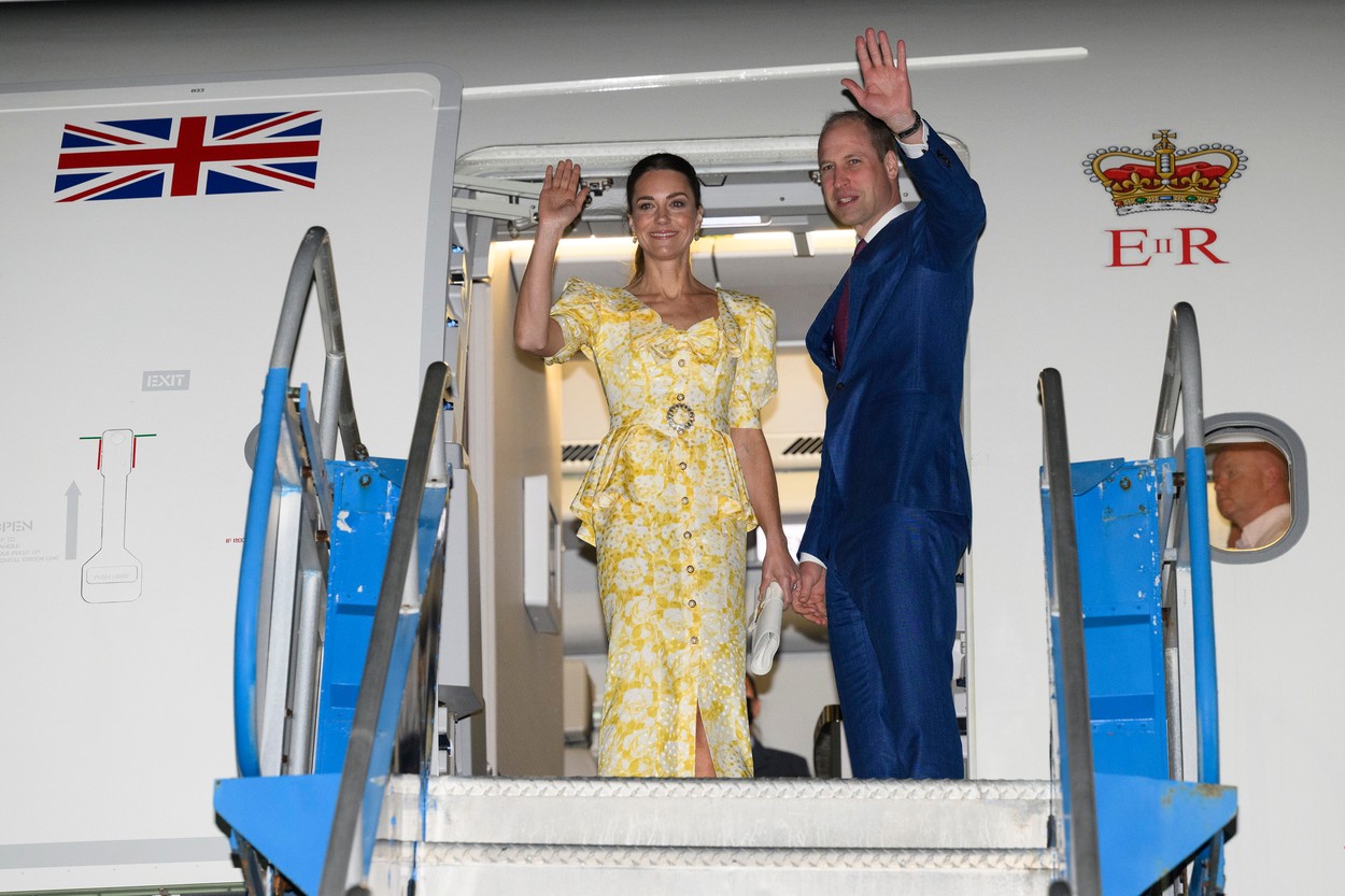 Kate și William, pe scara avionului, în timp ce pleacă din Bahamas