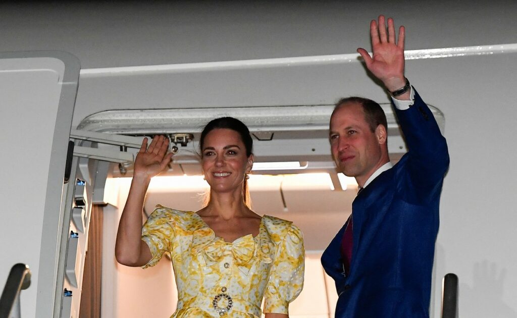 Ducii de Cambridge fac cu mâna de pe scara avionului