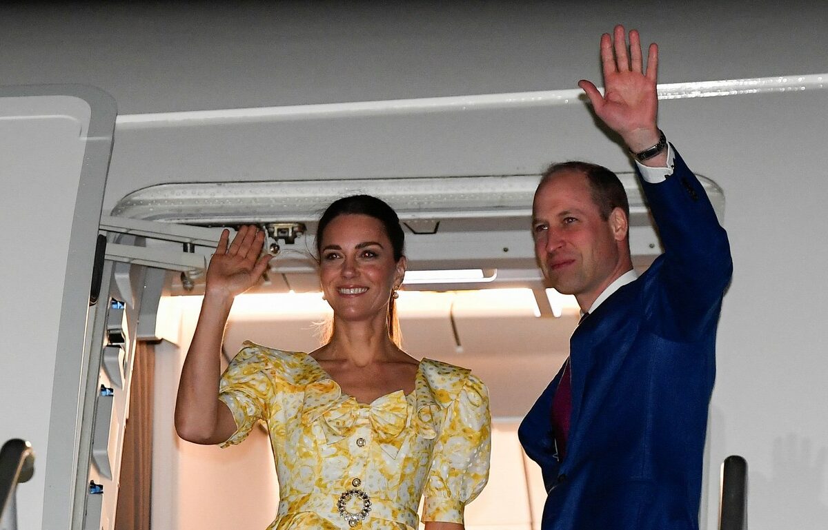 Ducii de Cambridge fac cu mâna de pe scara avionului
