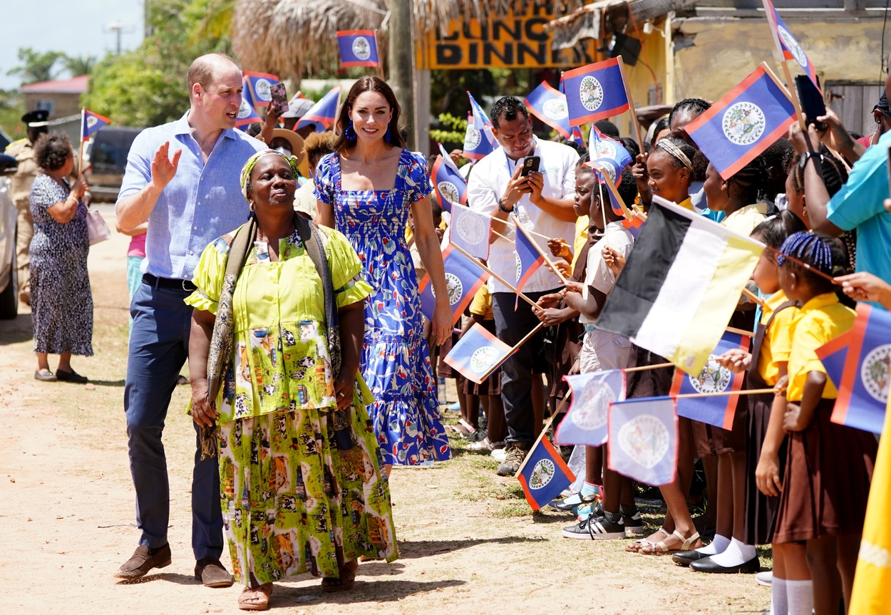 Kate Middleton și Prințul William, într-un sat din Caraibe, în tmp ce sunt primiți de săteni