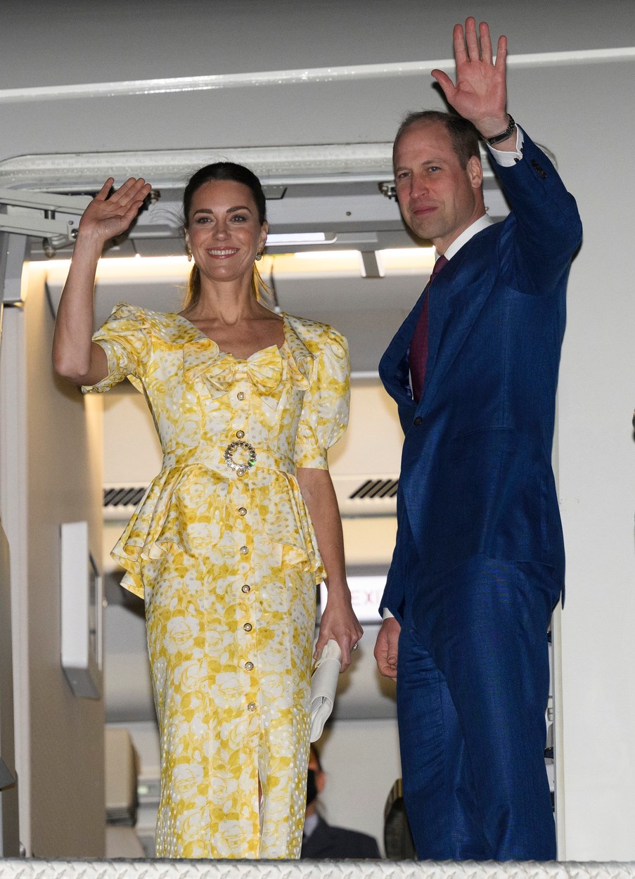 Ducii de Cambridge, fotografiați în avionul cu care pleacă din Bahamas