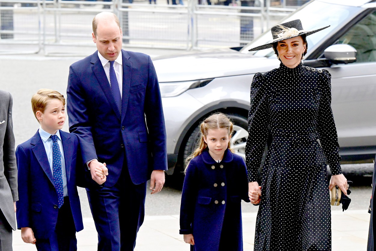 Ducii de Cambridge au participat alături de doi dintre copii la slujba de comemorare a Prințului Philip
