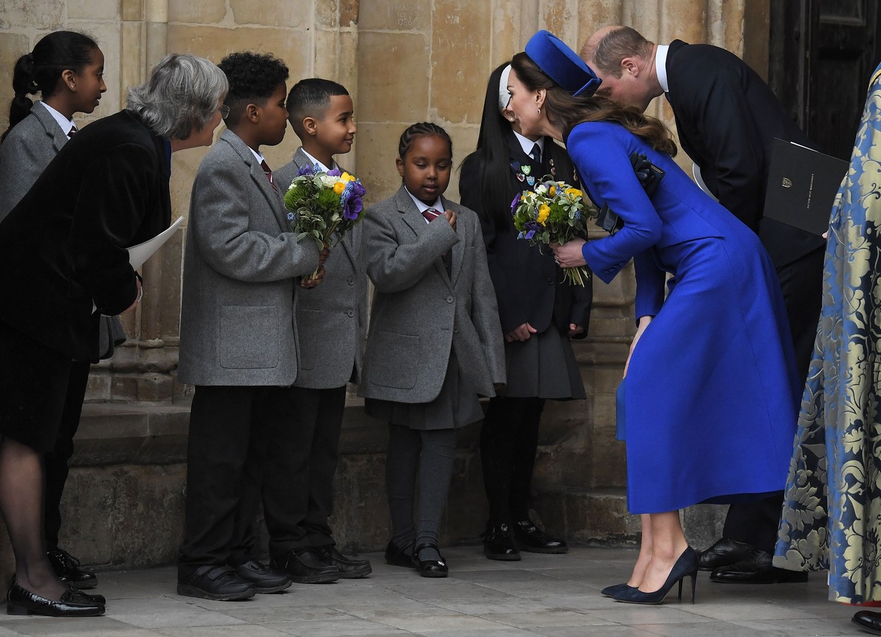 Ducii de Cambridge salută mai mulți copii de la Westminster Abbey, de Ziua Commenwelth-ului