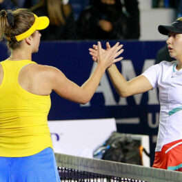 Elina Svitolina și rusoaica Anastasia Potova își dau mână după un meci de tenis