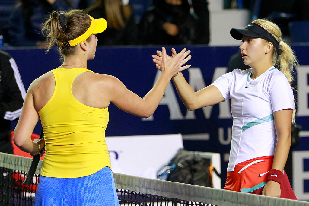Elina Svitolina și rusoaica Anastasia Potova își dau mână după un meci de tenis