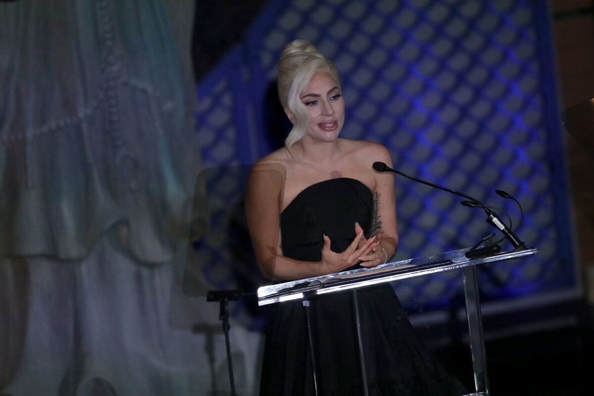 Lady Gaga, într-o rochie neagră, elegantă, la un eveniment monden