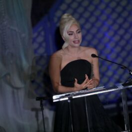 Lady Gaga, într-o rochie neagră, elegantă, la un eveniment monden