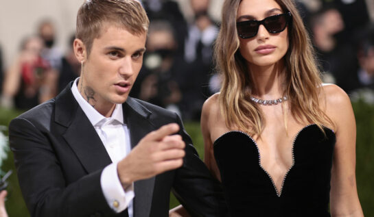 Hailey Bieber și Justin Bieber, la un eveniment monden, îmbrăcați elegant