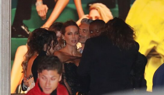 Kate Beckinsale s-a încălzit în sacoul lui Jason Momoa la petrecerea Vanity Fair. Cum au fost fotografiați cei doi