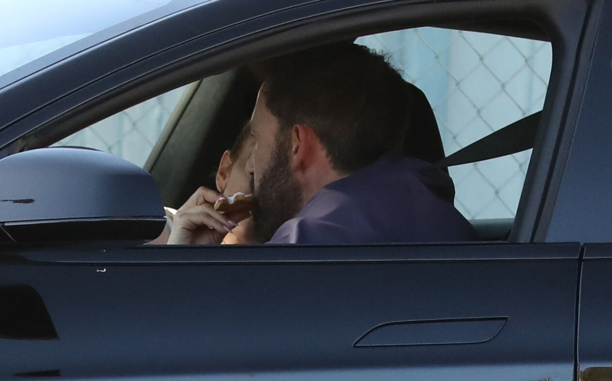 Jennifer Lopez și Ben Affleck stau în mașină și mănâncă burgeri