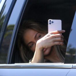 Jennifer Lopez, fotografiată în timp ce își face selfie în mașină