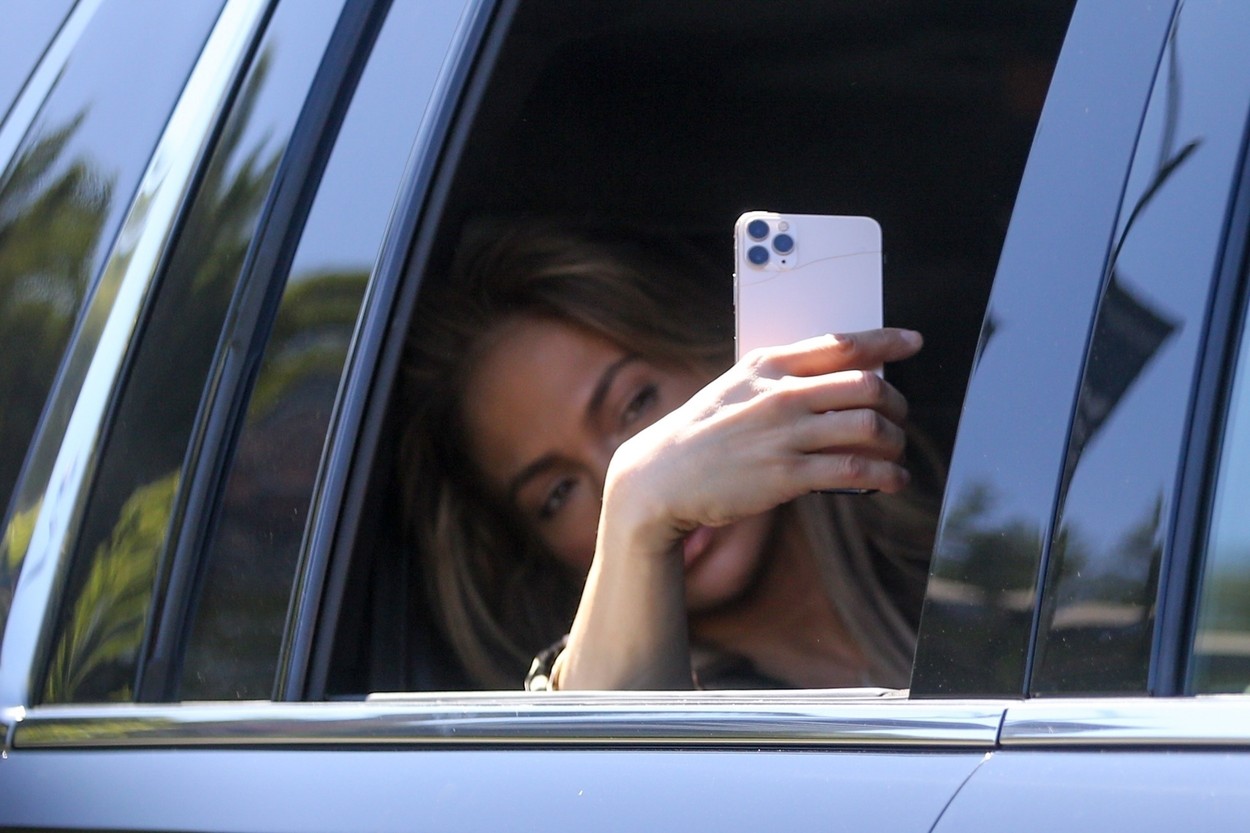 Jennifer Lopez, fotografiată în timp ce își face selfie în mașină