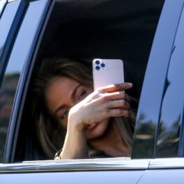 Jennifer Lopez ieșită pe geamul mașinii ca să-și facă poze