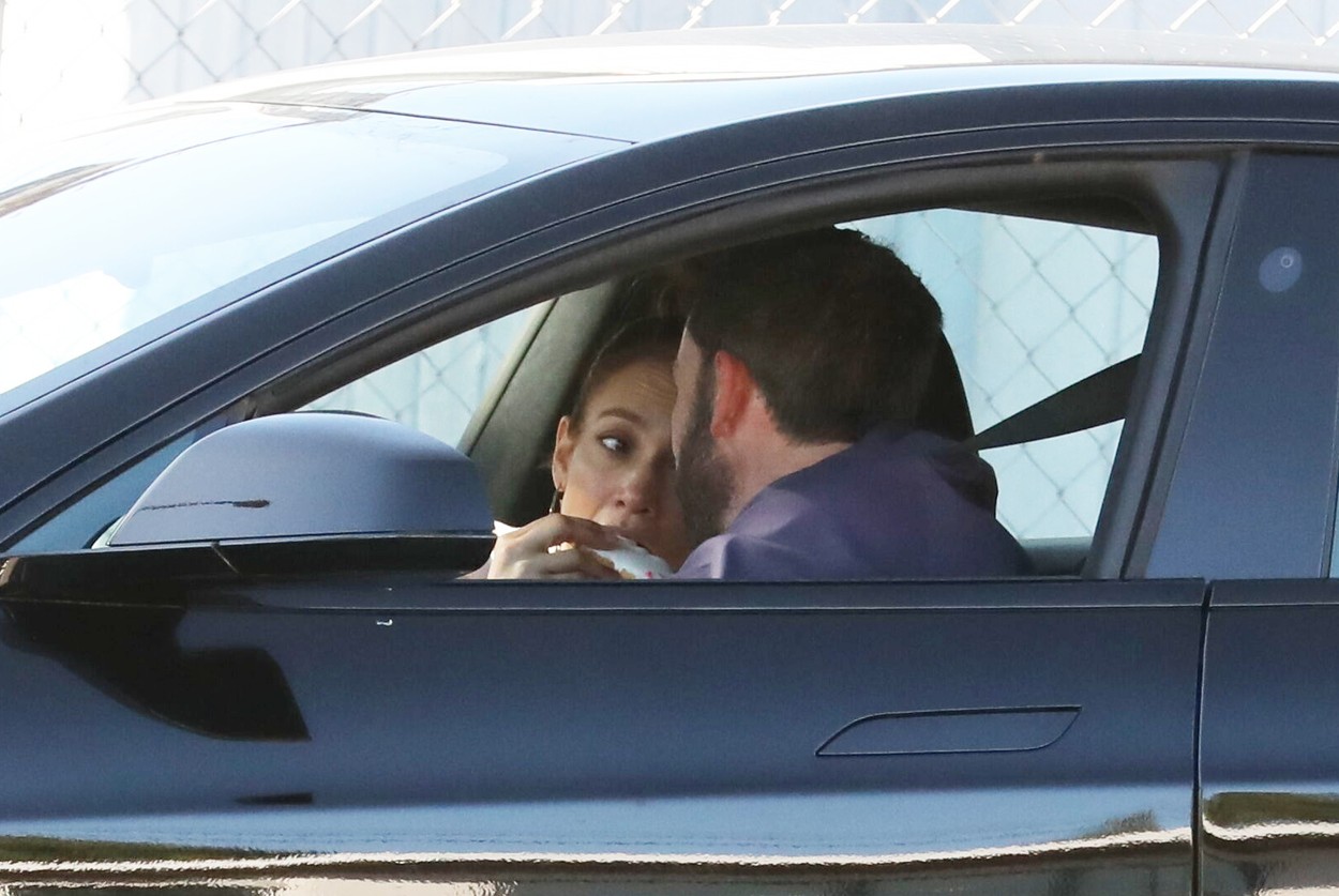 JLo și Ben Affleck măâncă în mașină