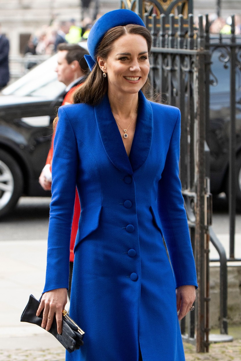 Ducesa de Cambridge intră pe poartă la Westminster Abbey de Ziua Commenwelth-ului, într-o rochie albastră