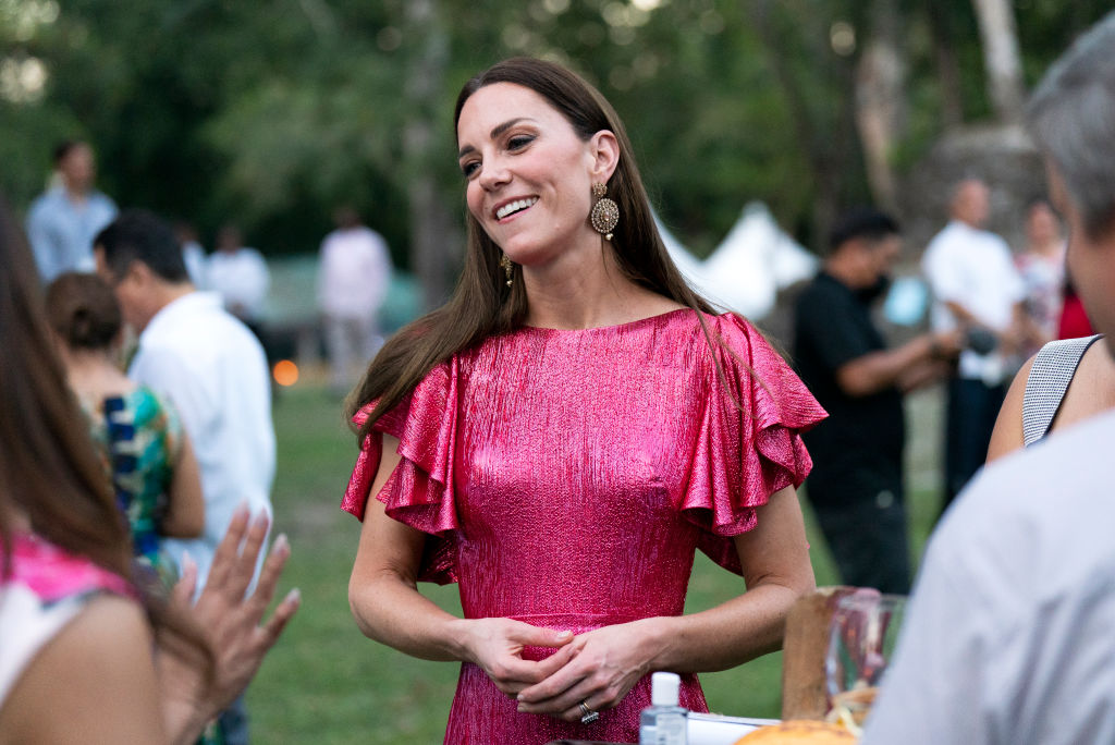 Kate Middleton, într-o rochie roz, lungă, cu o coafură impecabilă, în Belize