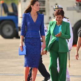 Kate Middleton, pe aeroportul din Belize, într-o rochie albastră