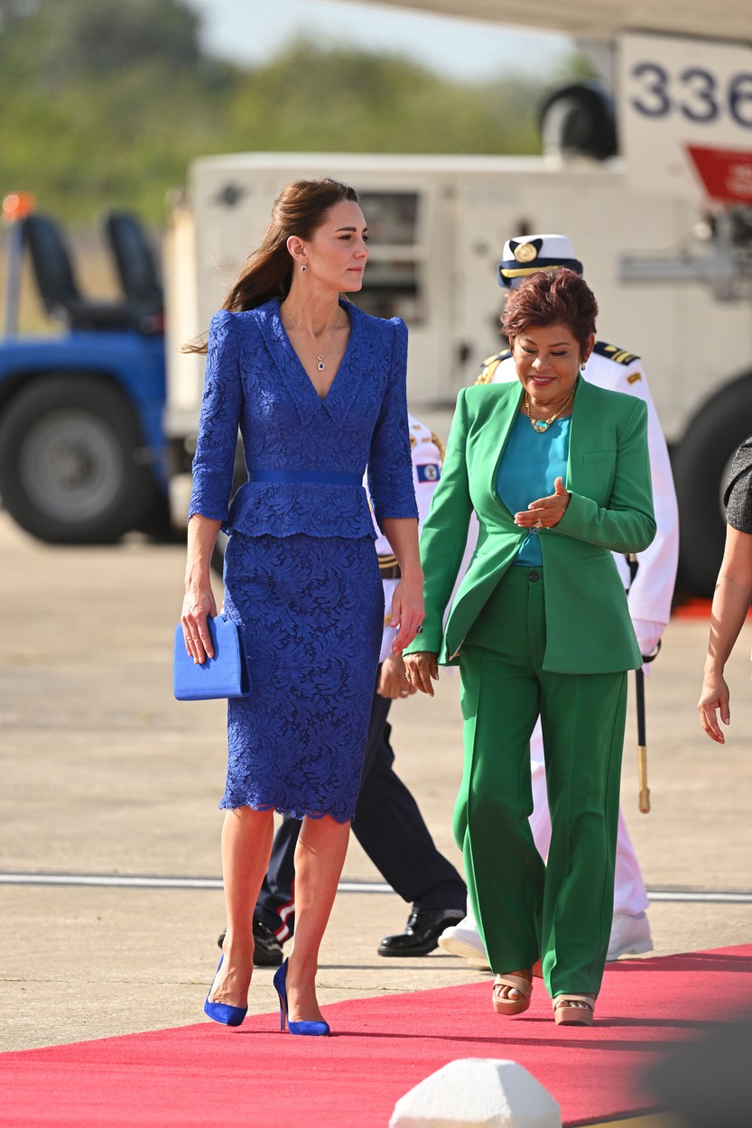 Kate Middleton, pe aeroportul din Belize, într-o rochie albastră