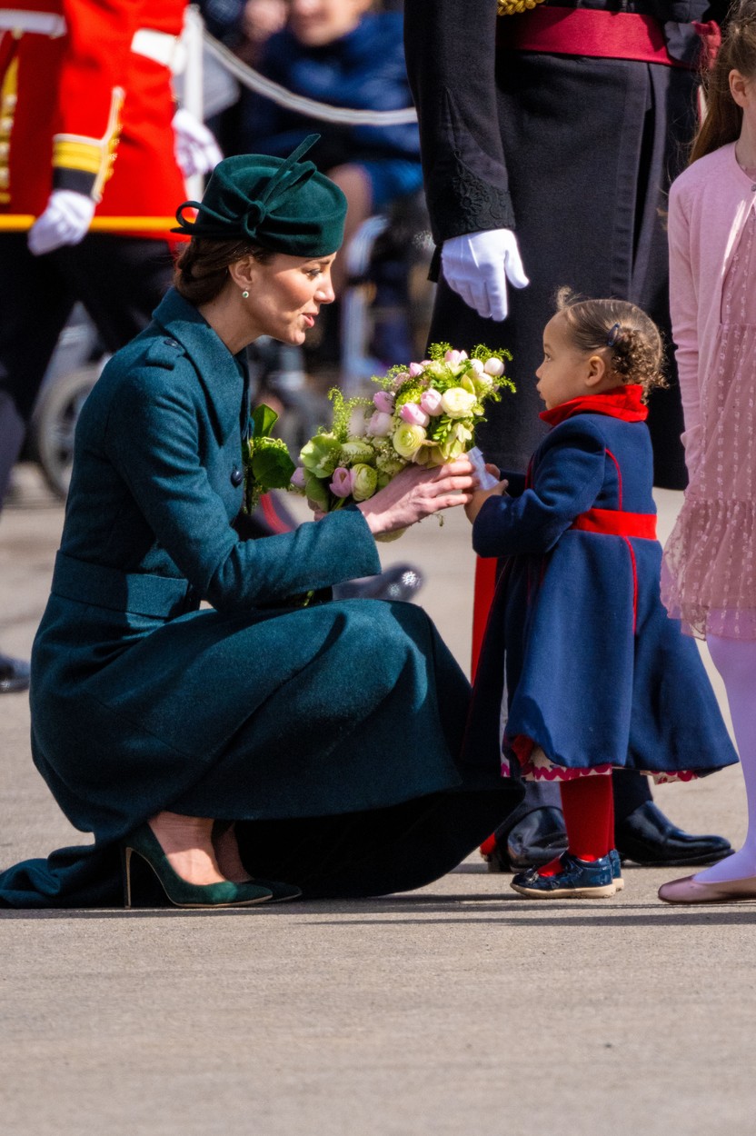 Kate Middleton primește flori de la o fetiță a unui locotent colonel din Regimentul Gărzilor Irlandeze