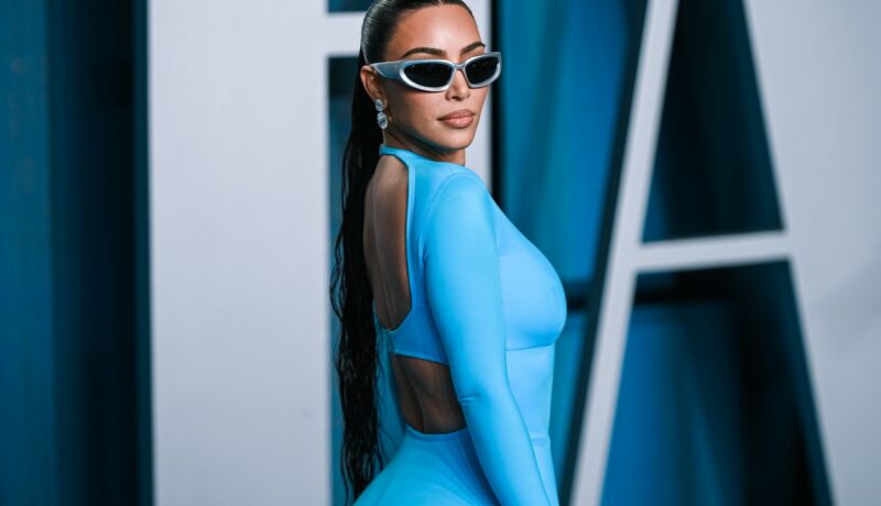 Kim Kardshian, într-o rochie albastră, la Petrecerea Vanity Fair 2022