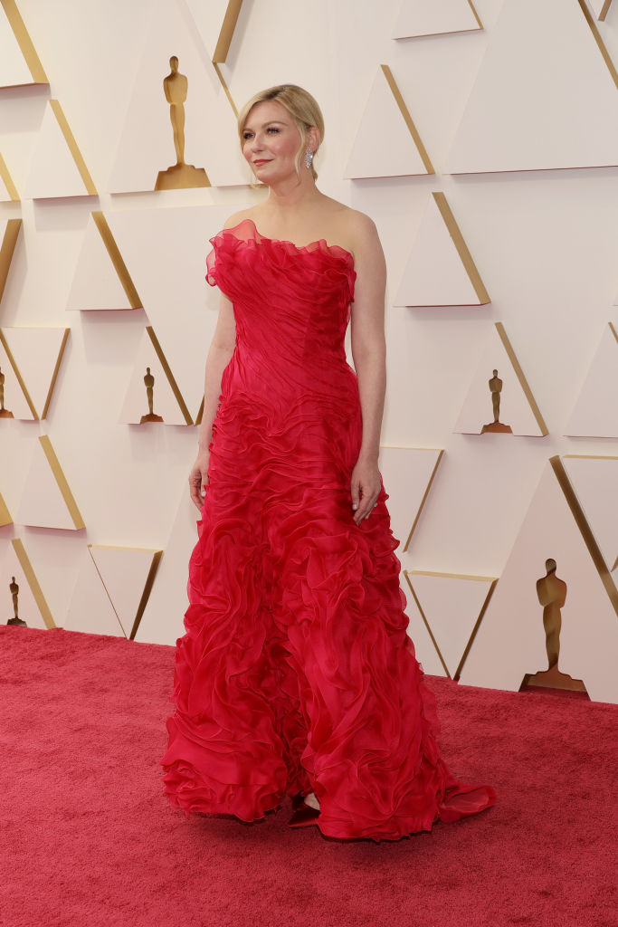 Kristen Dunst la Premiile Oscar 2022, într-o rochie roșie
