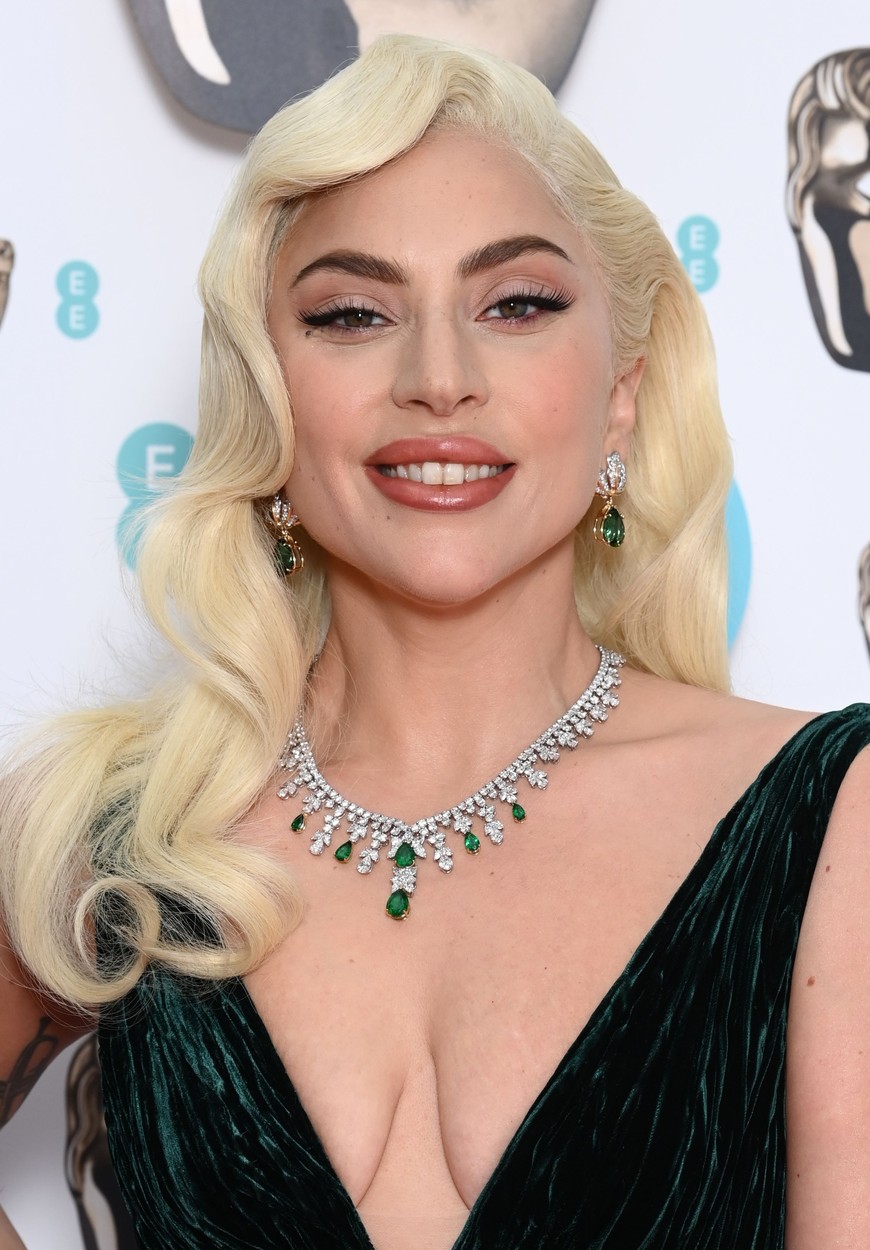 Lady Gaga a avut un decolteu generos la Premiile BAFTA 2022