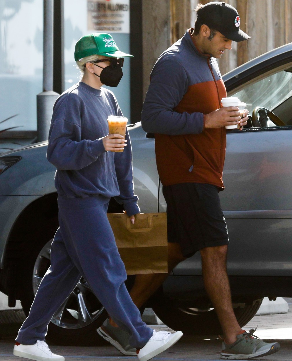 Lady Gaga și iubitul ei, pe stradă, în haine comode