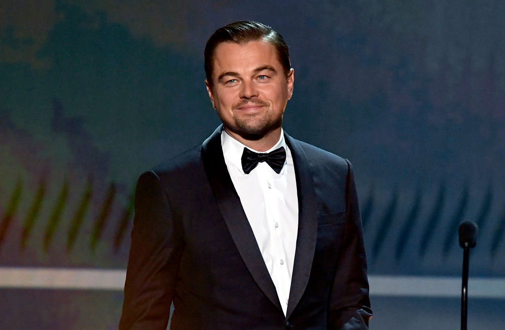 Leonardo DiCaprio, la un eveniment monden, îmbrăcat în costum negru, elegant