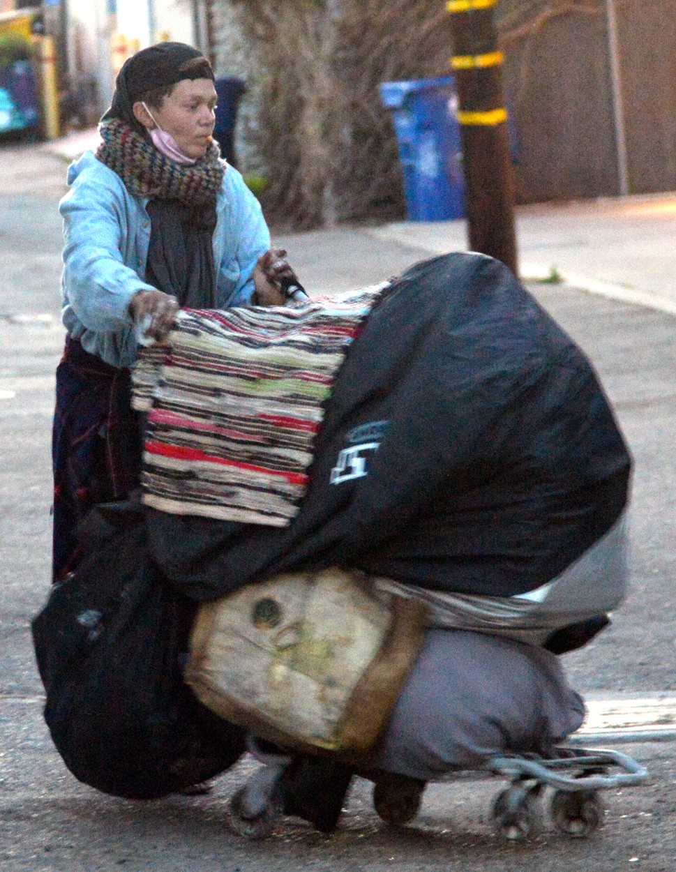 Loni Willison, pe stradă, fotografiată în timp ce împinge un cărucior