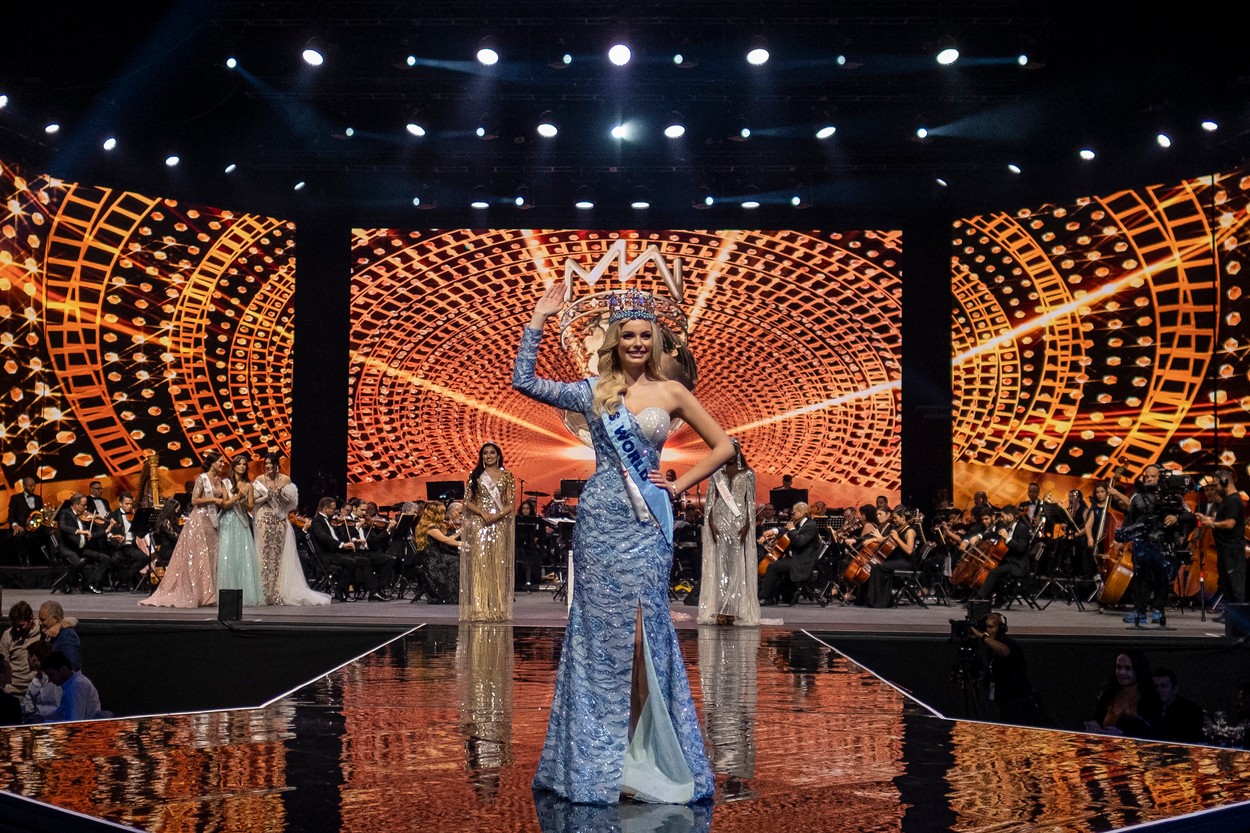 Bielawska, pe scena Miss World 2022, fotografiată în timp ce salută publicul