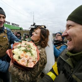 Mireasa a primit încurajări și felicitări de la soldații ucraineni